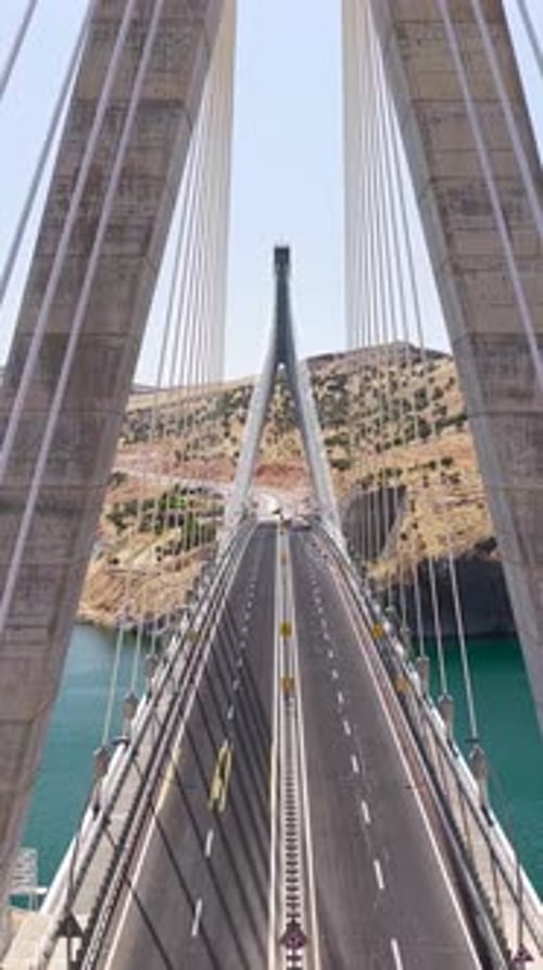 Vidéo verticale d'un nouveau pont routier au-dessus de l'Euphrate