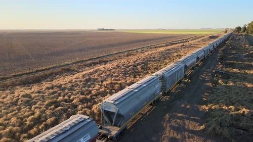 Un train ferroviaire logistique traverse les vastes plaines de La Pampa, en Argentine, transportant du matériel
