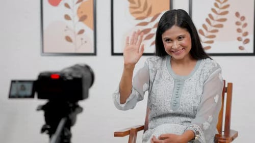 Influenciadora india femenina