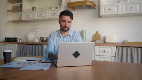 Empresario serio trabajando en casa Retrato de un adulto, pensativo, empresario, gerente, empresario