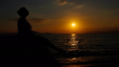 Alleine Frau auf einem hölzernen Abendsteg