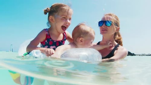 Diversão aquática. Família extensa com crianças nadam no mar calmo e quente e se divertem juntos