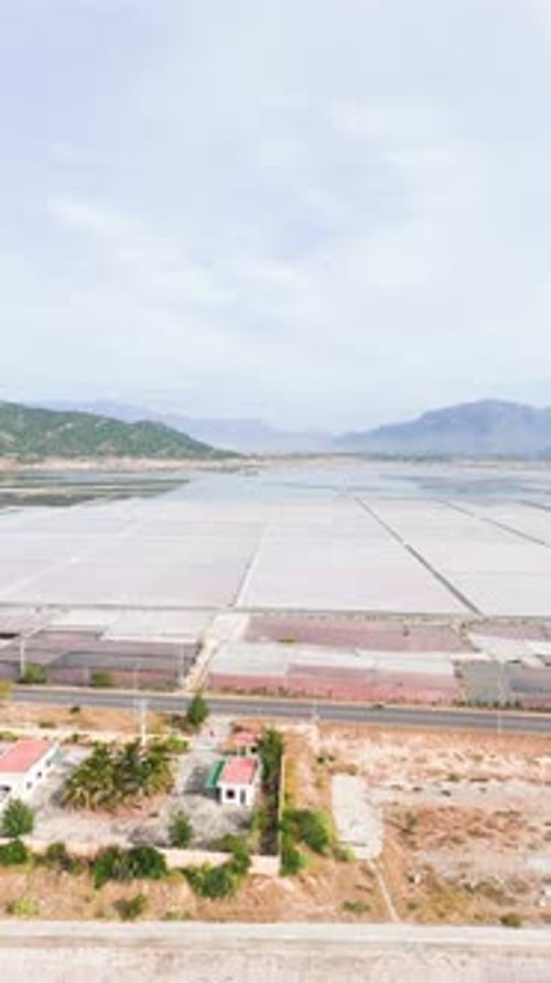 Vue aérienne verticale des montagnes et de la ferme de Phan Rang—Tháp Chàm.