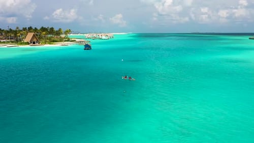 Vista aérea da lagoa Emboodhoo na Ilha Emboodhoo, Maldivas.