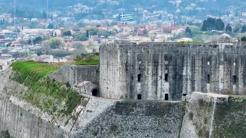 Vue par Drone des murs de fortification en pierre massifs de l'ancienne forteresse de Paleo Frourio dans la ville de Corfou