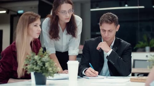 Discussion de brainstorming entre équipes d'affaires diversifiées sur le thème du travail d'équipe lors d'une séance d'information