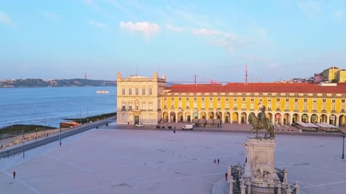 Vue aérienne de la Praça do Comercio et du Tage, au Portugal.