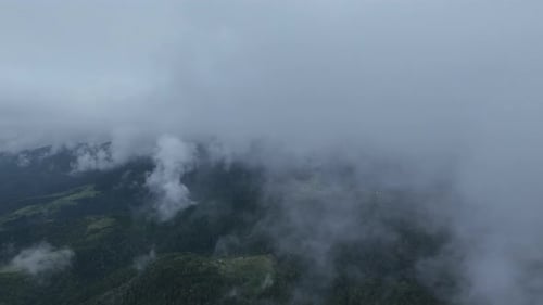Impresionante vista aérea Cinemática que vuela a través de las nubes blancas y esponjosas en lo alto del cielo celestial