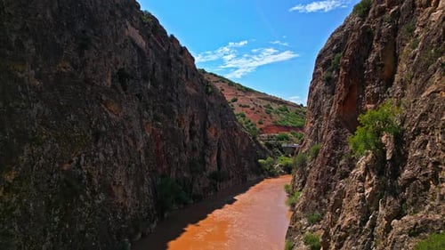 Rivière Brown qui traverse un vaste canyon - Vue aérienne 2K