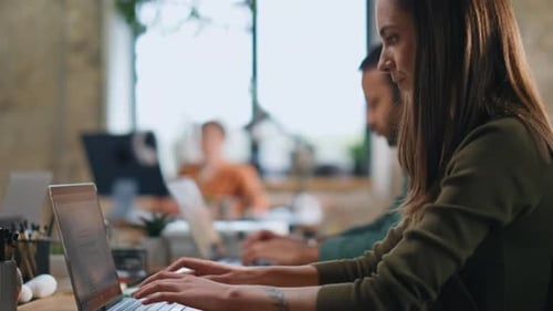 Equipe Corporativa Ocupada Digitando em Laptops no Escritório Close Up Colegas de trabalho em grupo