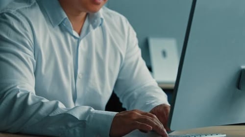 Bewegliche Kamera Männliches Porträt Büroangestellter Asiatischer Mann mittleren Alters Blick auf Monitor Arbeit online auf