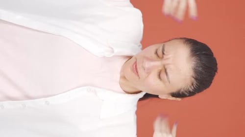 Vidéo verticale de La température élevée de l'air étouffe la femme.