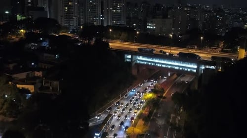 Vista aérea da avenida Sumaré, à noite, São Paulo, Brasil