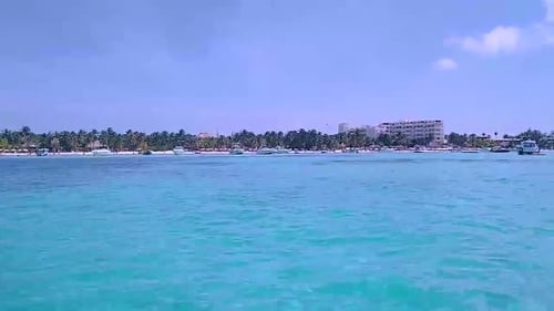 Vista da ilha a partir de um barco em movimento