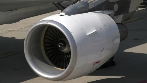 Nahaufnahme eines Flugzeugtriebwerks am Terminal