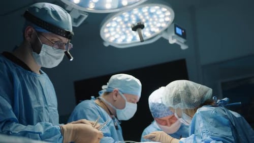 Prozess des Nähens durch den Chirurgen während einer plastischen Operation von Young Doctor
