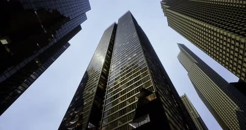Rascacielos altos y modernos que alcanzan el cielo en un paisaje urbano