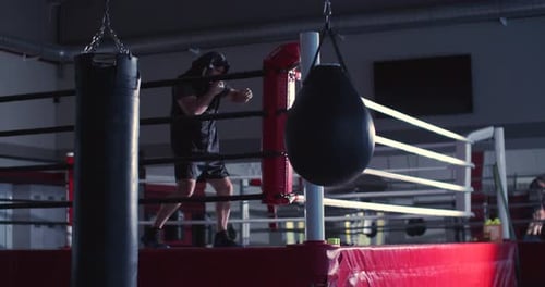 Boxermann beim Schattenkampftraining in einer dunklen Boxhalle