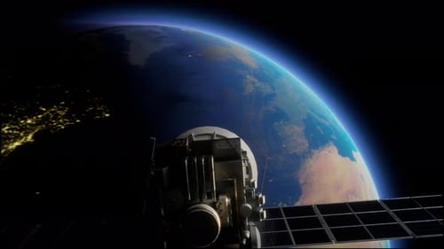 Künstlicher Satellit der Erde. Ein Satellit, der im Weltraum über den Globus fliegt