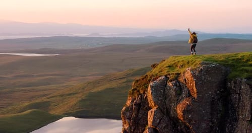4K-Videomaterial einer nicht wiederzuerkennenden Frau, die während ihrer Wanderung die Aussicht auf die Berge genießt