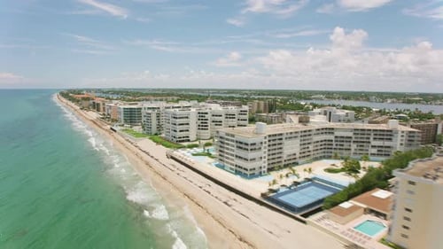 Luftaufnahme des Florida-Strandes und des Atlantiks vom Hubschrauber aus, ca. 2019