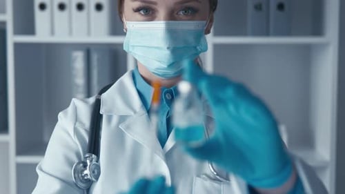 Un scientifique de laboratoire hautement qualifié analyse méticuleusement un échantillon avec précision
