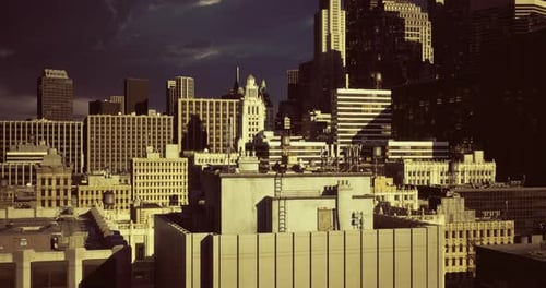 El horizonte de la ciudad revela la diversidad arquitectónica y la vida urbana durante el anochecer