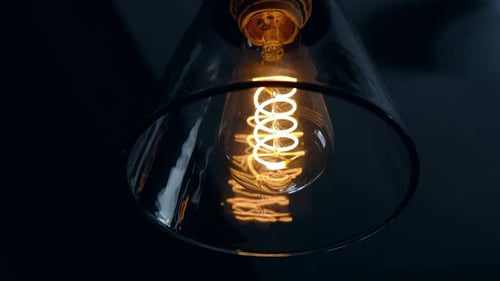 Ampoule Edison dans une pièce sombre