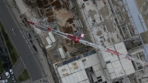 Vista aérea del sitio de construcción con grúa torre en Porte de la Chapelle, París, Francia