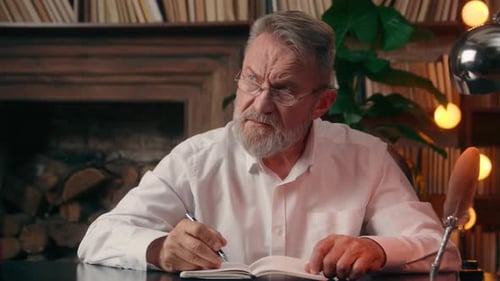 Kaukasischer alter Mann, Geschäftsmann, schreibt Stift, Notizbuch, Notizen, Journalist, Autor, Geschäftsidee, Plan