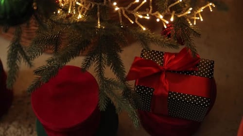 Cadeaux de Noël sous un sapin brillant