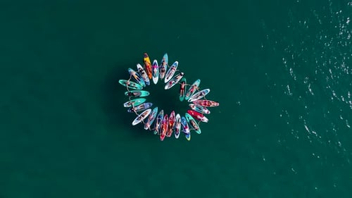 Festival de SUP com vista aérea em mar aberto Pessoas relaxando em uma baía em um dia brilhante de verão