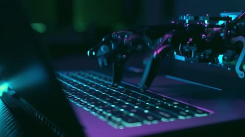 Robô trabalhando manualmente e digitando no teclado do PC com tecnologia de IA Inteligência Artificial Mecânica