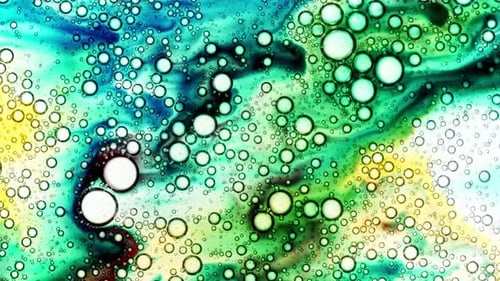 Transparente kosmetische Gelflüssigkeit mit bunten Farben und Blasencluster zur Verteilung von Molekülblasen