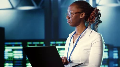 Mujer camina por supercomputadoras