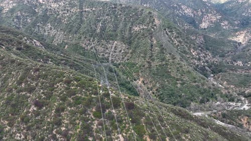 Luftaufnahme von Stromleitungen in den San Gabriel Mountains