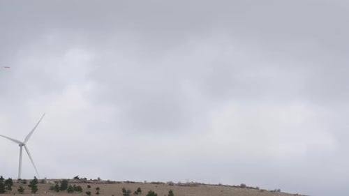 Eine große Windkraftanlage. Nachhaltige und erneuerbare grüne Energie aus dem Wind. Turbinen angeordnet