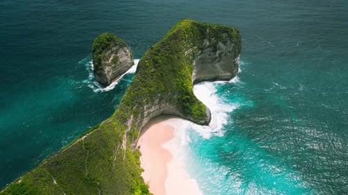 Tropische Felsenküste mit goldenem Sand am Kelingking-Strand auf der Insel Nusa Penida, Bali, Indonesien