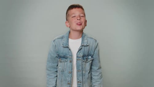 Lustiger Tyrann, Kleinkind, Junge, der Zunge zeigt dumme Gesichter, Herumalbern, Scherze, necken