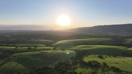 Dramatisch Sonnenuntergangshimmel in den malerischen Green Valley Mountains. Freiheitsszene.