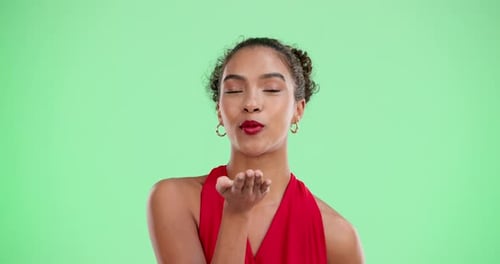 Rostro, mujer y beso en pantalla verde para anunciar el día de San Valentín