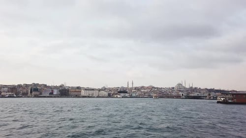 Touristen auf einer privaten Bosporus-Kreuzfahrt in Istanbul, Türkei