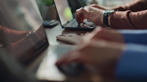 Freiberufler tippen Tastaturen im Coworking Space, Nahaufnahme, unbekannte Mitarbeiter