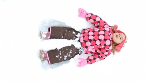 Jovem garota deitada na neve sozinha