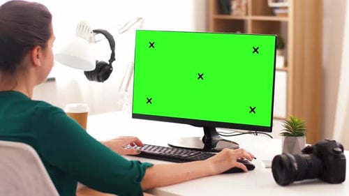 Une femme postproduit Chroma Key au bureau