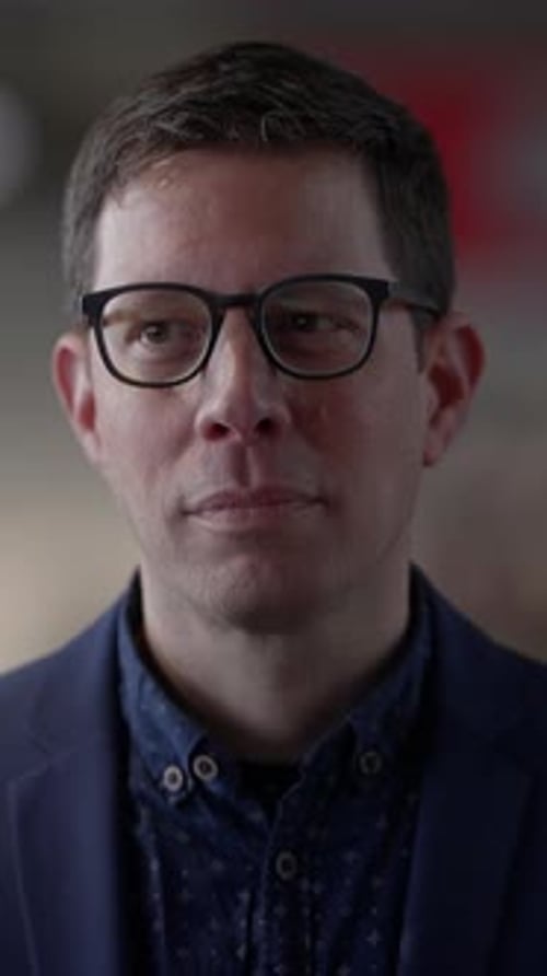 Une personne attentionnée et professionnelle portant des lunettes engagée dans une profonde concentration