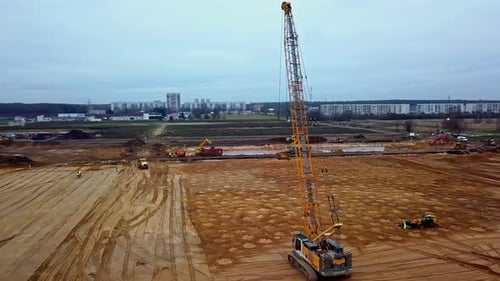 Grúa que deja caer un peso pesado para una compactación dinámica del suelo: vista aérea de paralaje