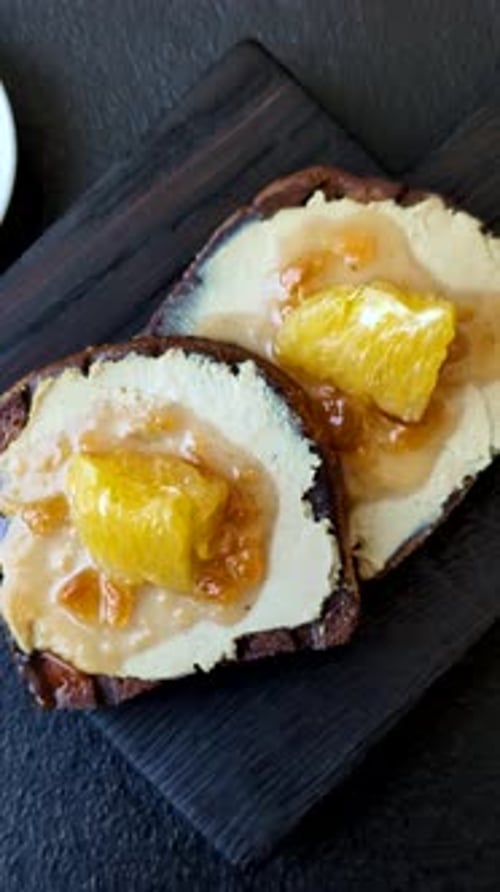 Foie gras, foie de poulet tranché avec confiture de fruits pour pain perdu. Foie gras