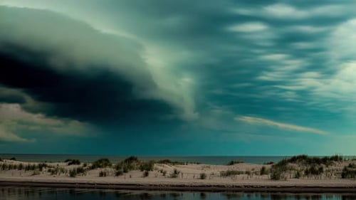 Unglaublicher Zeitraffer einer mit Wasser beladenen Wolke, die sich einem Regensturm am Strand nähert