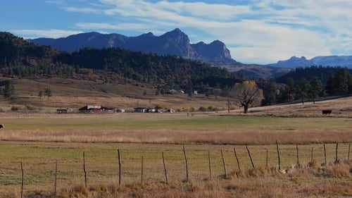 Colorado-Ranchlandschaft mit Bergen und Grasfeldern, friedliche ländliche Farmszene